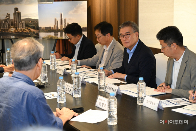 김현기 강남구청장, 압구정 2구역 재건축 단지 현장 방문1