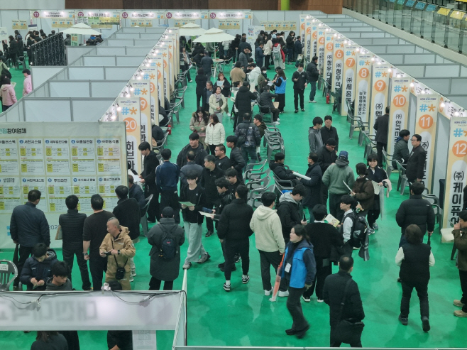 1 포천시, 2025년 중장년 고용률 ‘경기도 1위’…지역 일자리 경쟁력 입증(일자리박람회)