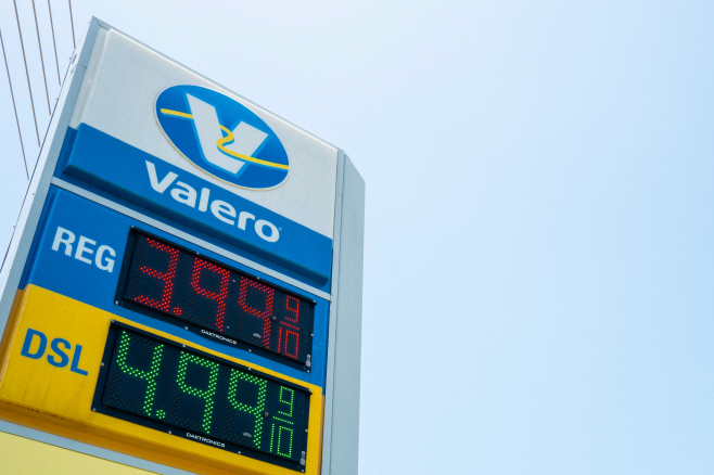 US-GAS-PRICES-START-TO-RISE-AGAIN-AS-PRESIDENT-TRUMP-CONTINUES-A