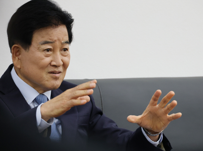 취임 1년 기자 간담회 하는 정동영 통일부 장관<YONHAP NO-4321>