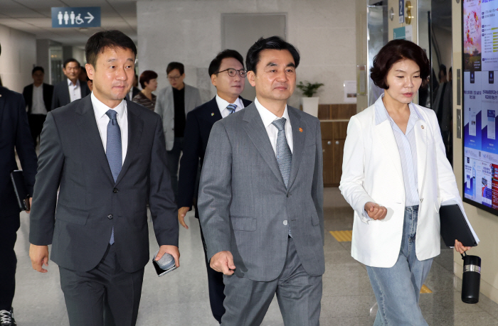 국군사관학교 창설방안 당정 입장하는 한병도-안...<YONHAP NO-4147>
