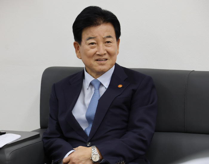 취임 1년 기자 간담회 하는 정동영 통일부 장관<YONHAP NO-4351>
