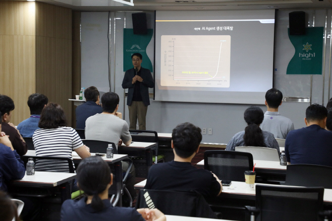 (강원랜드) 24일 솔트룩스 이경일 대표가 강원랜드 직원들을 대상으로 AI 관련 세미나를 개최했다.