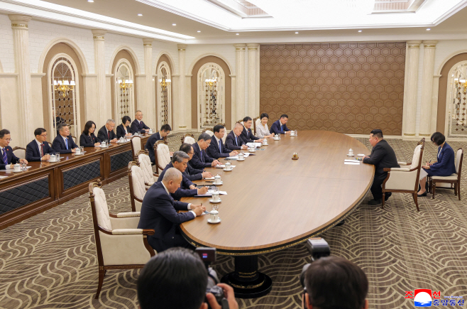 김정은, 중국 왕후닝 접견