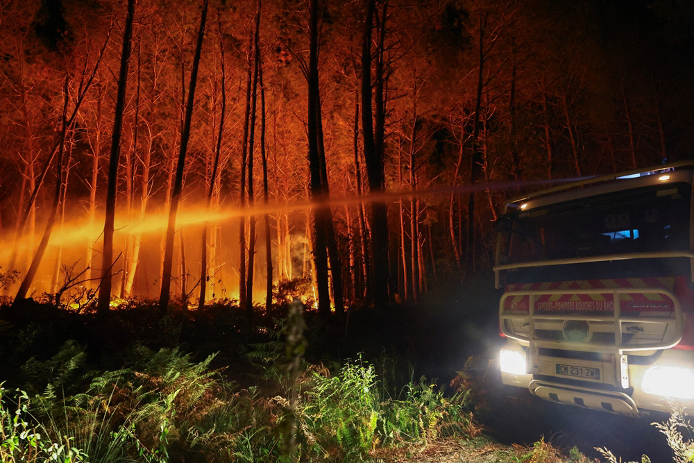 EUROPE-WEATHER/FRANCE-WILDFIRE <YONHAP NO-1700> (REUTERS)