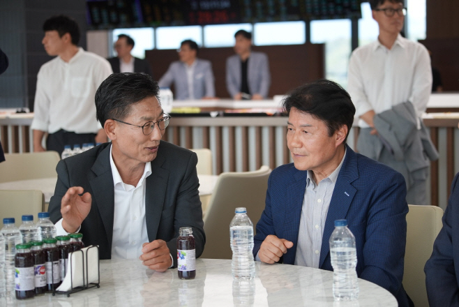 [사진] 김병삼 영천시장 우희종 한국마사회장에 마사회 본사 영천 이전 공식 제안 (1) (1)