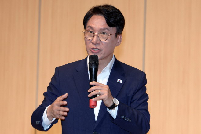 강연하는 김민석 전 총리<YONHAP NO-2583>