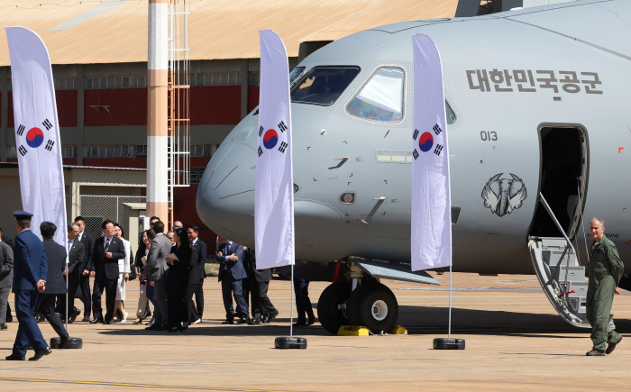 C-390 수송기 시찰하는 이재명 대통령