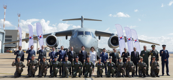이재명 대통령, C-390 조종사 및 정비사들과 함께