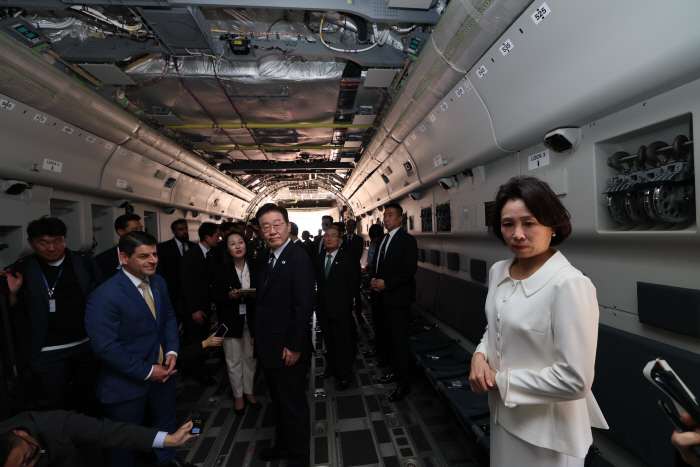 C-390 수송기 시찰하는 이재명 대통령