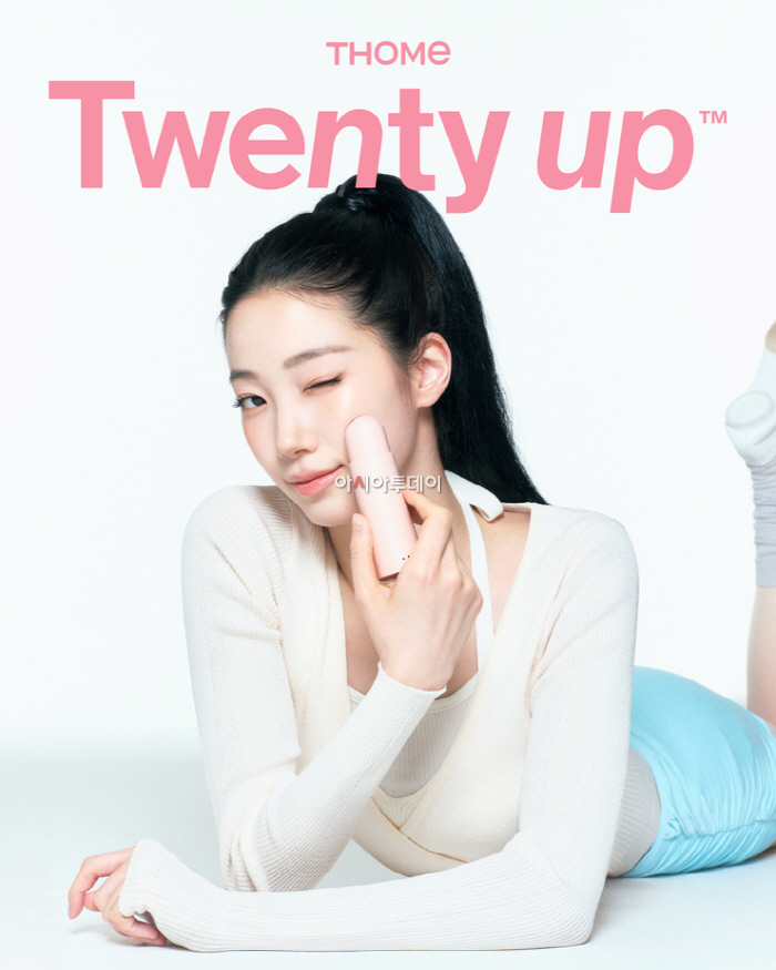 [사진자료 1] 르세라핌 카즈하와 함께한 톰(THOME) '투앤티업' 캠페인 이미지