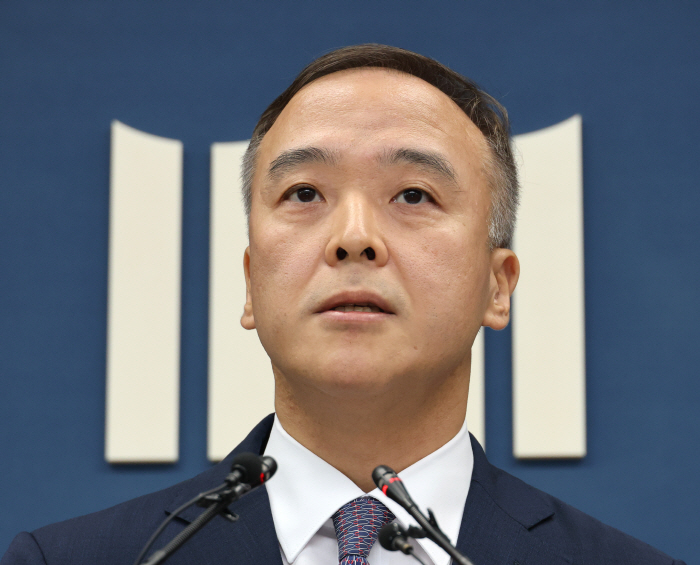 '밀수 와인' 빼돌린 세관 직원 2명 구속기소