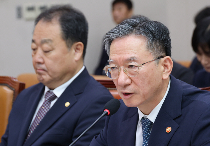 질의에 답하는 정성호 장관