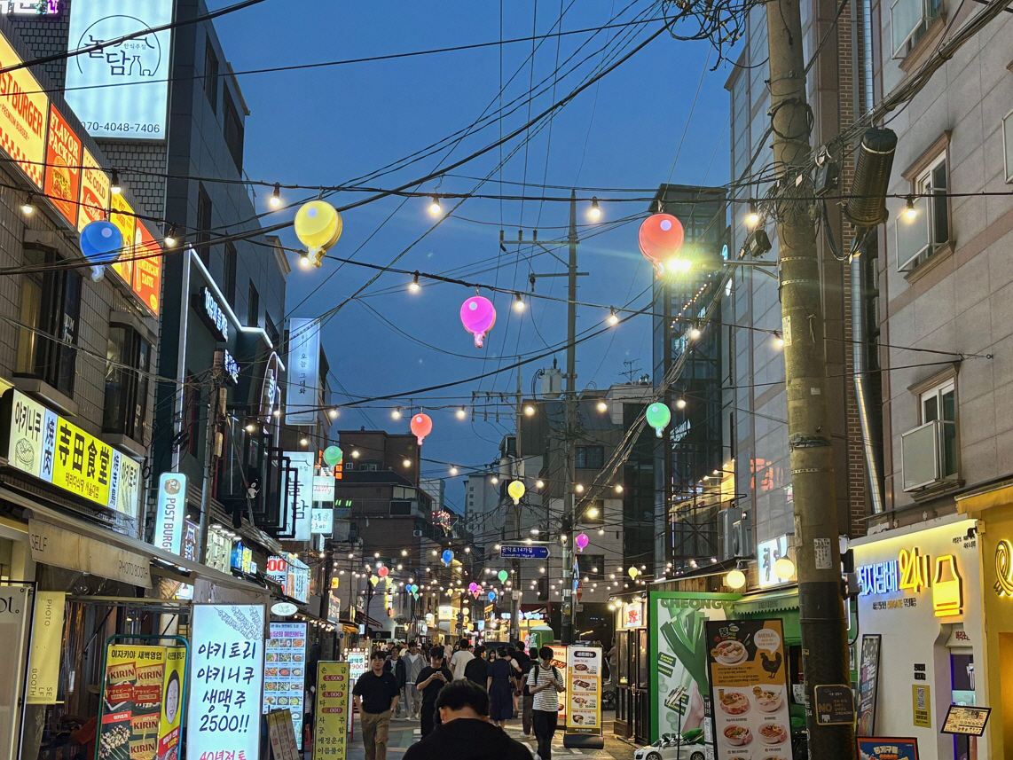 사진 2. 관악구 샤로수길 전경