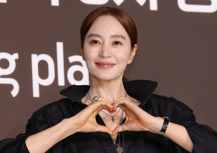 손 하트 만드는 김혜수