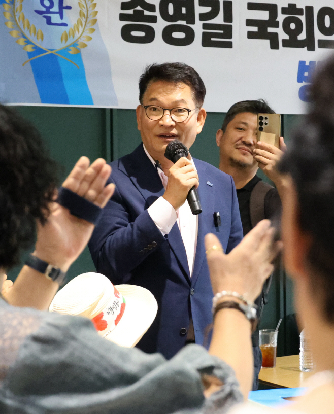 청주서 당원들 만나는 송영길 후보<YONHAP NO-4229>