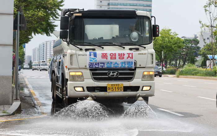 도로 열기 식히는 살수차