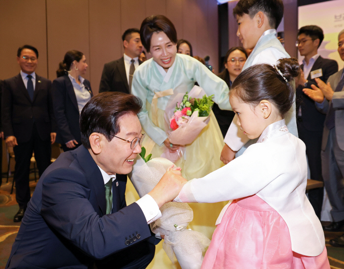 화동과 인사하는 이재명 대통령 부부