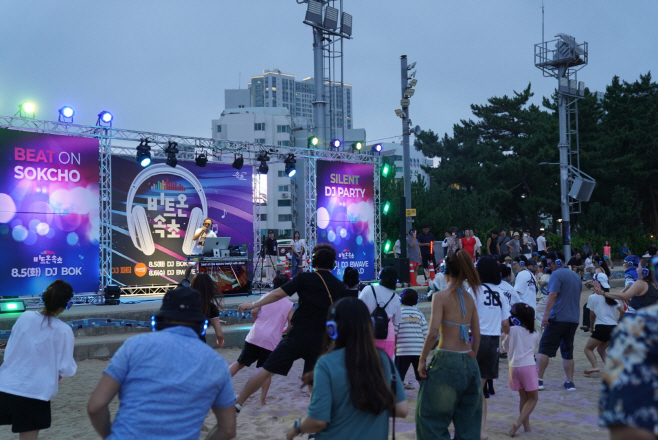 260729 ②소음은 낮추고 낭만은 높이고… 속초 해변의 색다른 변신_사진(무소음DJ 3)