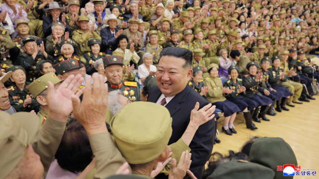 김정은, 전승절 경축행사 참가한 전쟁노병·전시...<YONHAP NO-2361>