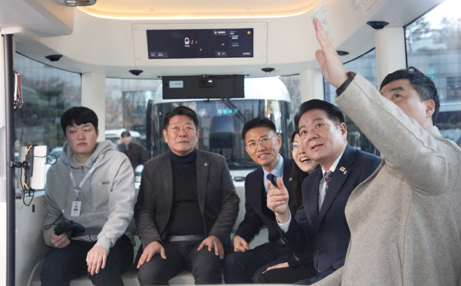 최대호 안양시장(오른쪽 두번째) 이계삼 안양시 부시장(왼쪽 세번째)을 비롯한 관계 공무원 등이 26년 3월 10일 레벨4 자율주행 셔틀을 시승하고 있다