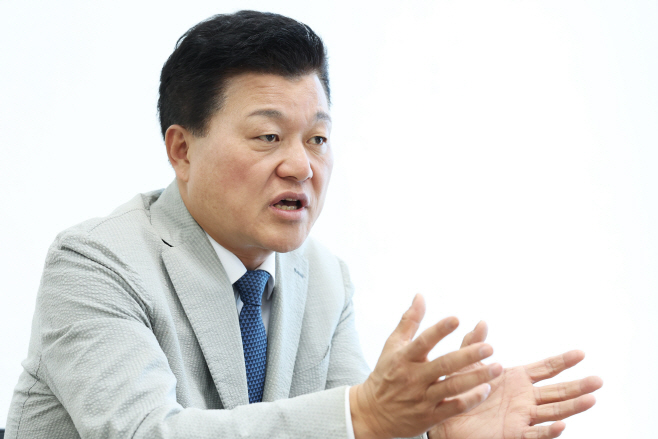 20260609 - 신용한 충북지사 당선인 인터뷰(충북개발연구원) (4)