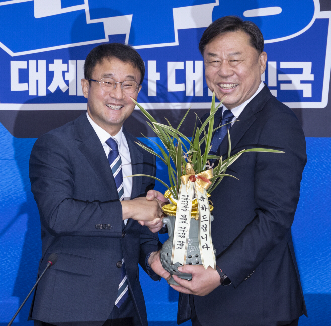 민주당 방문한 진보당 김종훈 대표에게 축하 난 ...<YONHAP NO-4113>