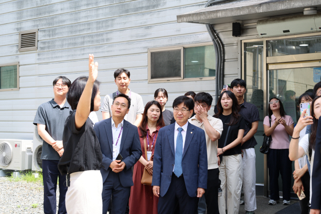 [사진자료1] 소진공은 29(수), 선양소주를 찾아 혁신사례를 벤치마킹했다. 안내를 받고 있는 인태연이사장과 직원들