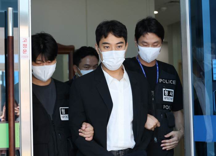 영장 심사 마치고 나오는 최영중