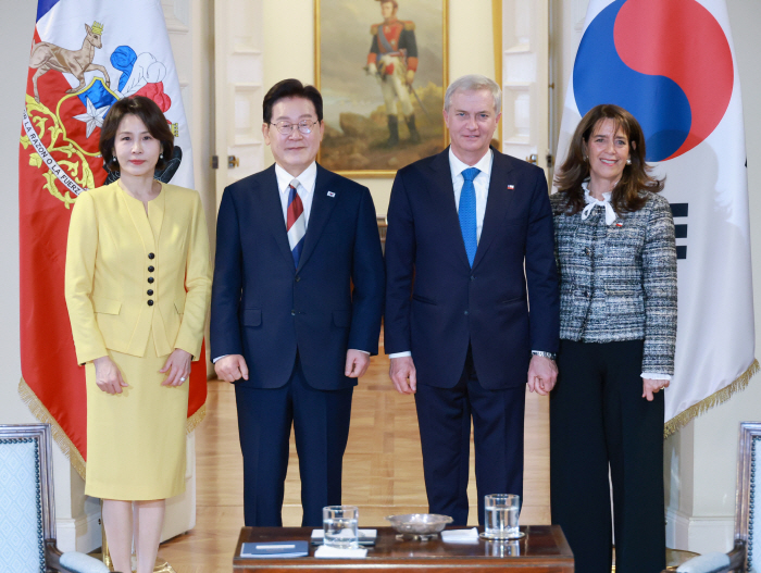 기념 촬영하는 한-칠레 정상 부부