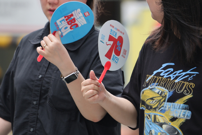 너무 후덥지근한 날씨<YONHAP NO-4255>