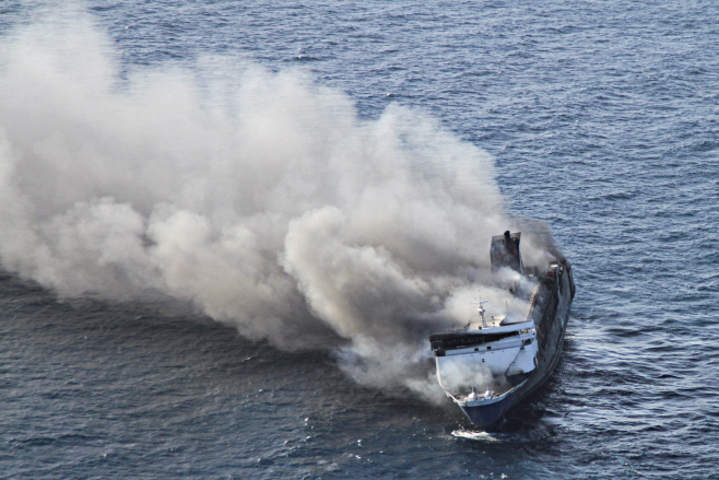 INDONESIA-SHIPWRECK/FIRE <YONHAP NO-4358> (REUTERS)