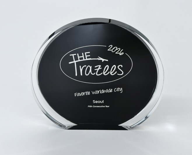 (사진 1) 2026 The Trazees Favorite Worldwide City 서울 수상 트로피
