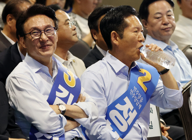 나란히 자리한 김민석·정청래 당 대표 후보<YONHAP NO-2761>
