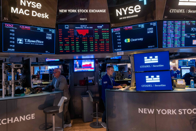 US-TRADERS-WORK-ON-FLOOR-OF-THE-NEW-YORK-STOCK-EXCHANGE,-AS-FEDE