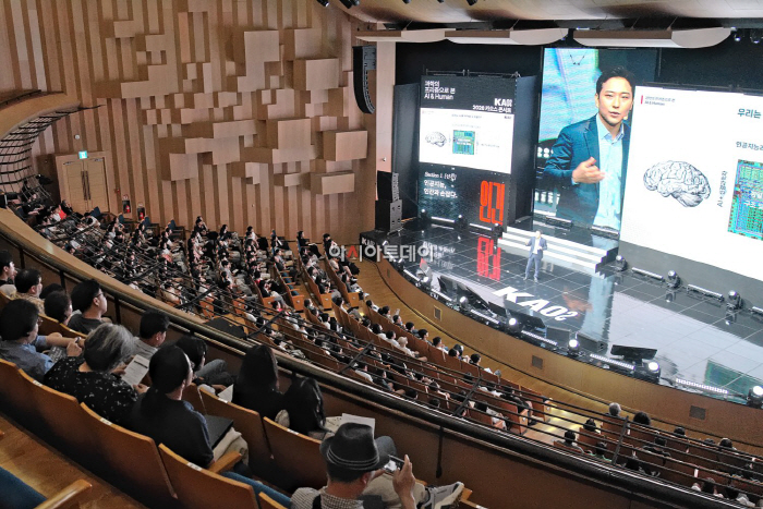 [사진] 카오스재단이 지난 1일 연세대학교 백주년기념관 콘서트홀에서 진행된 2026 카오스 콘서트 ‘인긴-인간-인갼’을 성황리에 마무리했다. 최명환 서울대학교 생명과학부 교수가 강연하고 있는 모습.