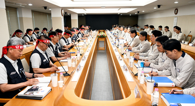 마주 앉은 현대차 노사 교섭 대표<YONHAP NO-3805>