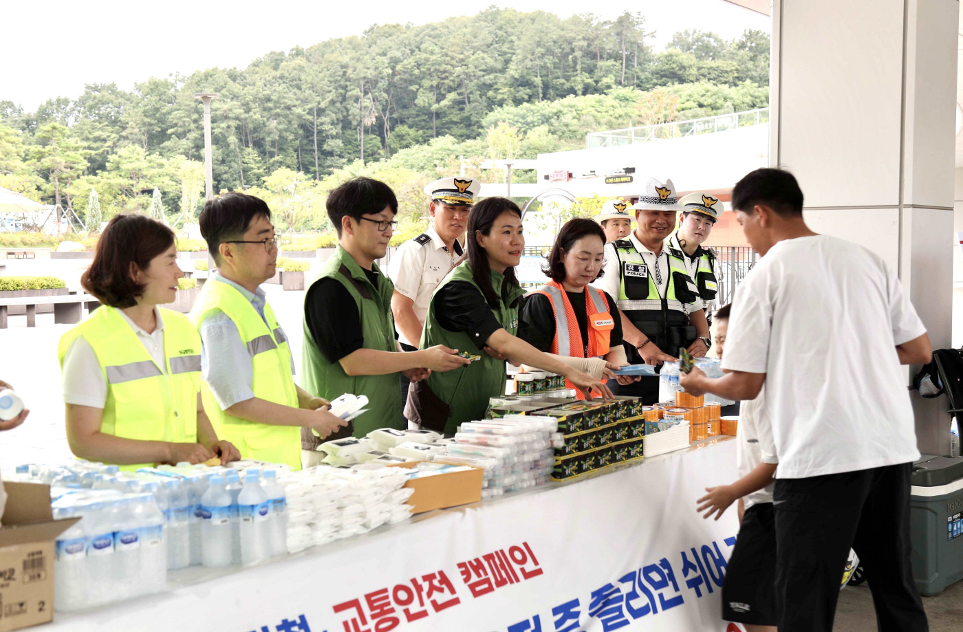 사진1_ 졸음운전방지 껌 씹기 캠페인을 진행하는 관계자들
