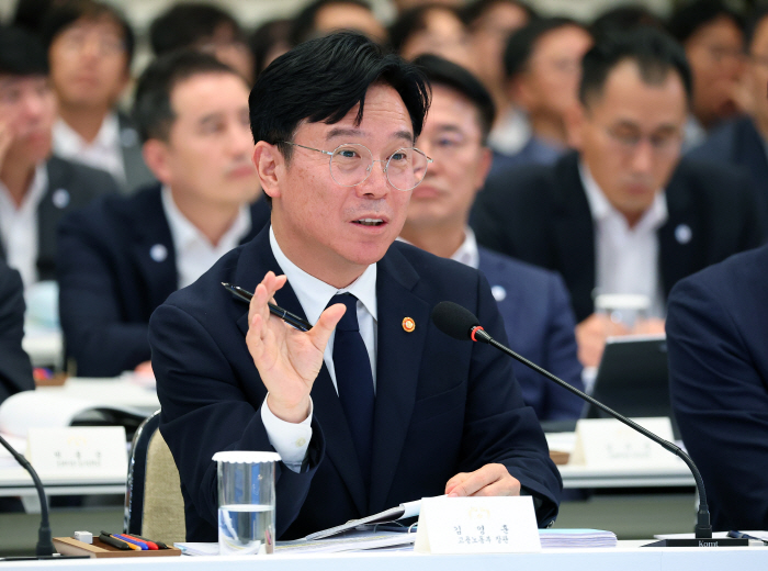 업무보고하는 김영훈 노동부 장관