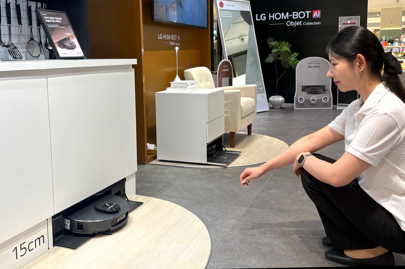 [사진1] ‘LG 홈봇 AI 오브제컬렉션 로니(RONi)’ 이색 팝업 체험존 운영