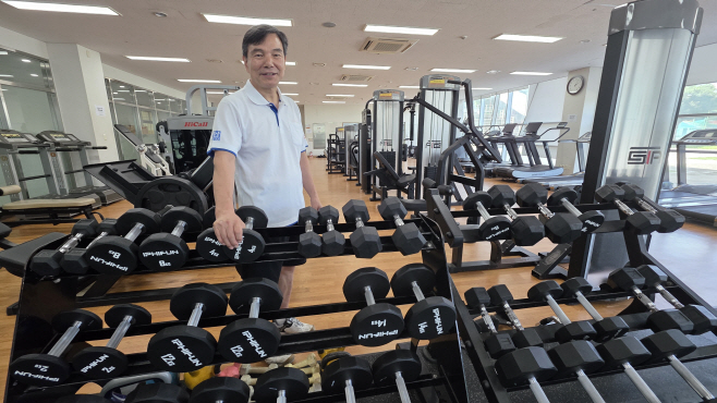 김재우 전 교양학부 교수가 새롭게 단장한 헬스장에서 포즈를 취하고 있는 모습 (1)