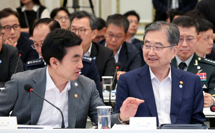 대화하는 안규백 장관과 조현 장관<YONHAP NO-1812>
