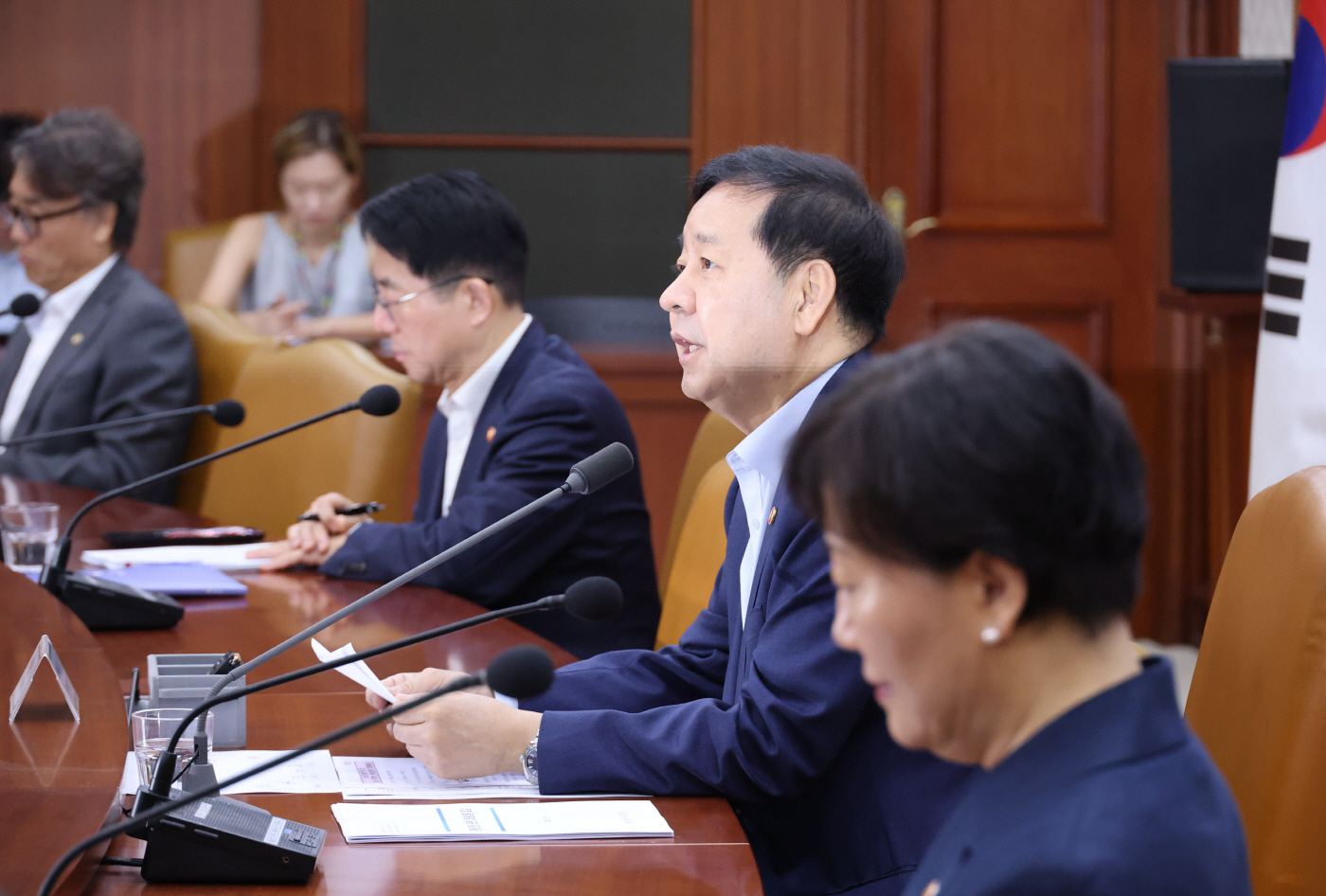 비상경제본부 회의 주재하는 구윤철 부총리<YONHAP NO-2220>
