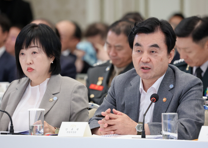 업무 보고하는 안규백 국방부 장관<YONHAP NO-2832>