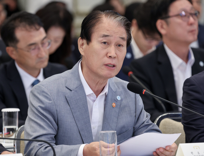 업무 보고하는 권오을 국가보훈부 장관<YONHAP NO-2834>
