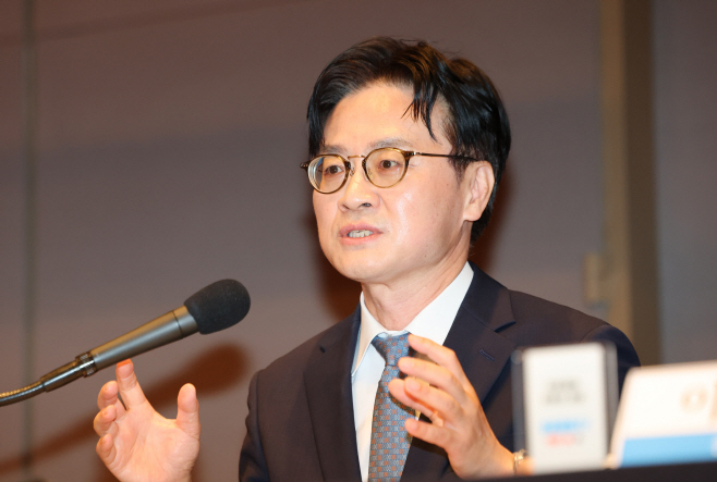 패널 질문에 답하는 김정관 장관<YONHAP NO-2945>