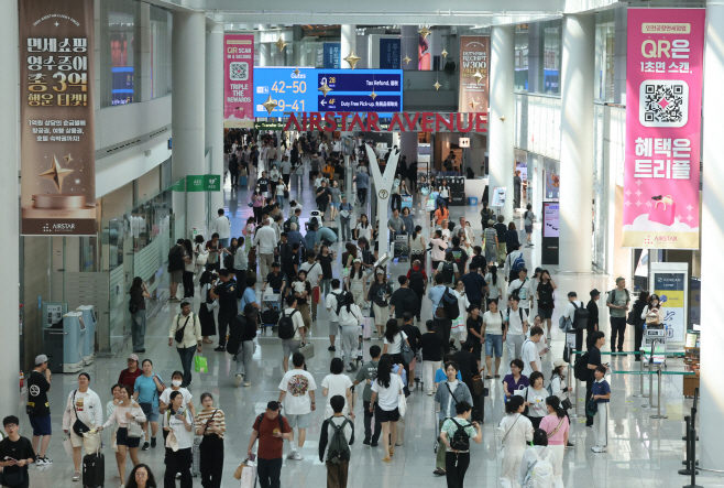 여름 휴가철 맞은 인천국제공항<YONHAP NO-2815>
