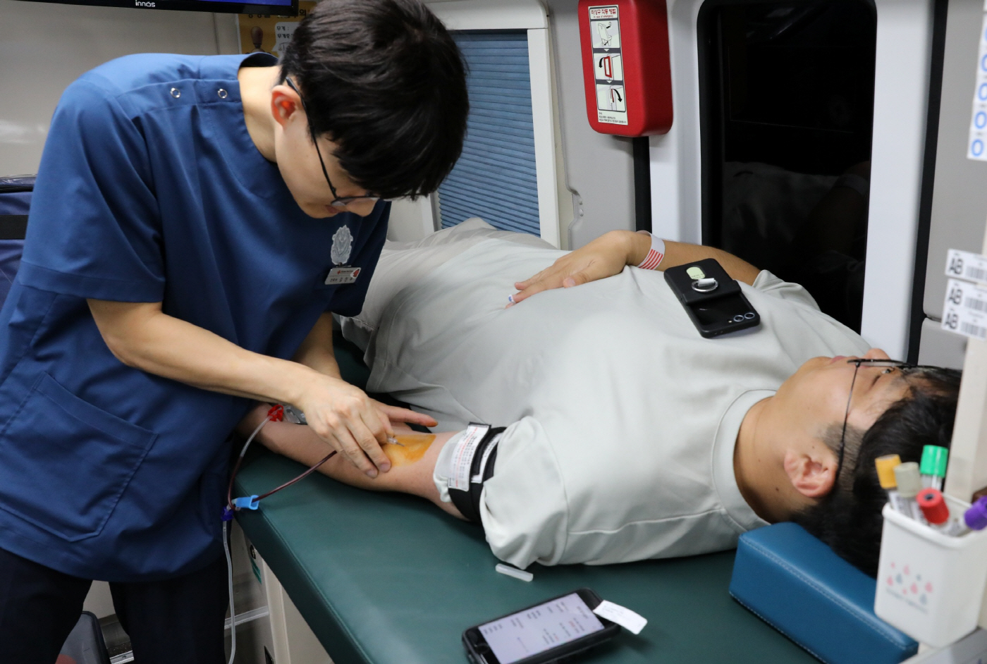 사진2. 한강유역환경청 직원이 7일, 대한적십자사 헌혈 버스에서 혈액 수급 안정화를 위한 사랑의 헌혈운동에 참여하고 있다.