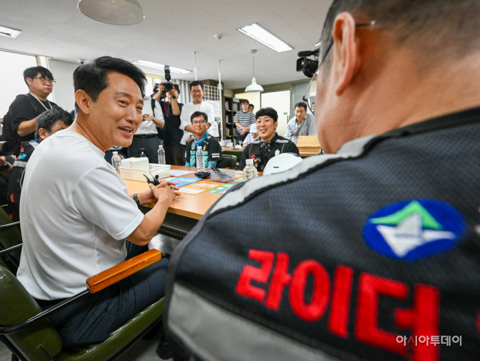[포토] 폭염 속 이동노동자쉼터 찾아 격려하는 오세훈 시장