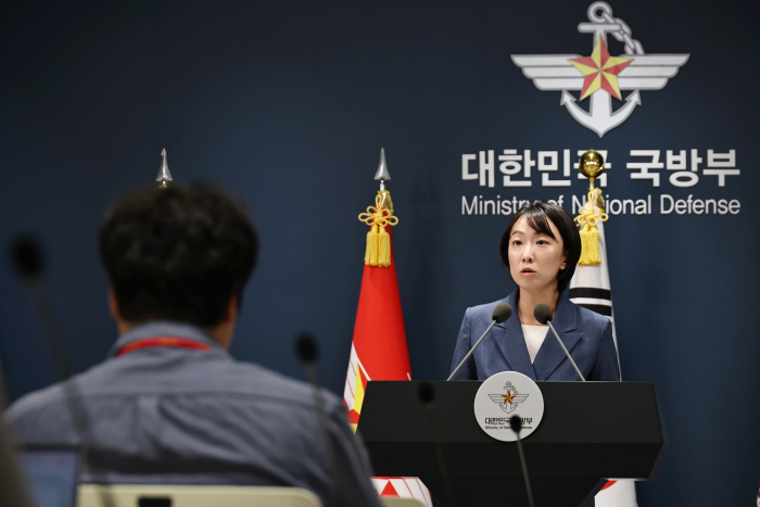 옛 청사로 복귀 후 첫 국방부 정례 브리핑<YONHAP NO-2016>